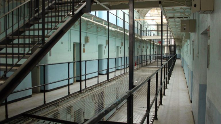 Латвии могут передать 30 граждан Латвии, осужденных в Великобритании