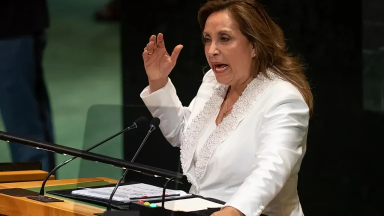 Парламент Перу объявил импичмент президенту