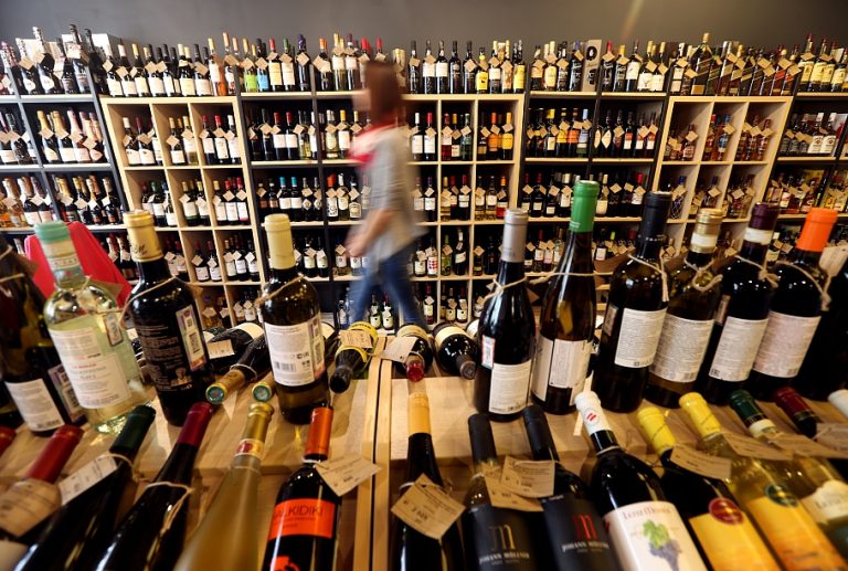 Антиалкогольная война бьет по карману: латвийский бюджет недосчитывается 17 миллионов евро