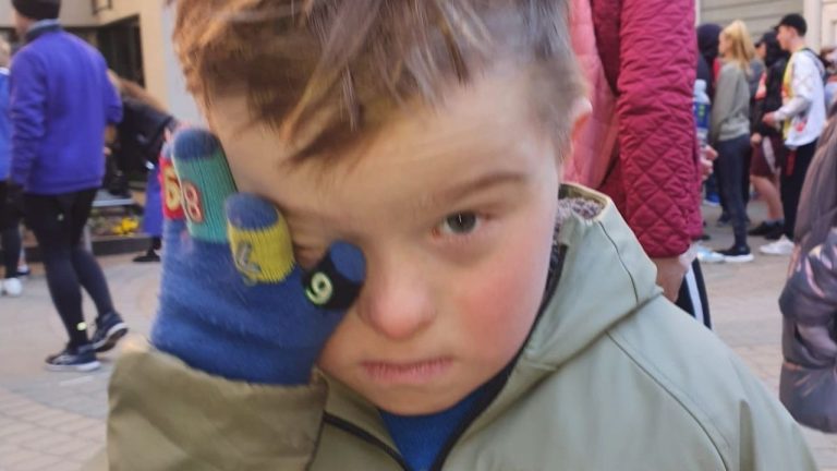 «Зеленая лампа»: 12-летнему Патрику c cиндромом Дауна и аутизмом нужна помощь