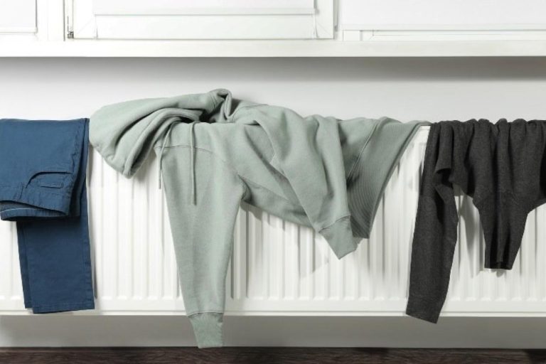 Почему не стоит сушить одежду на батарее - и что делать вместо этого