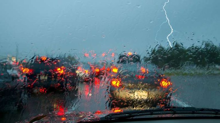 В воскресенье местами ожидаются грозы.