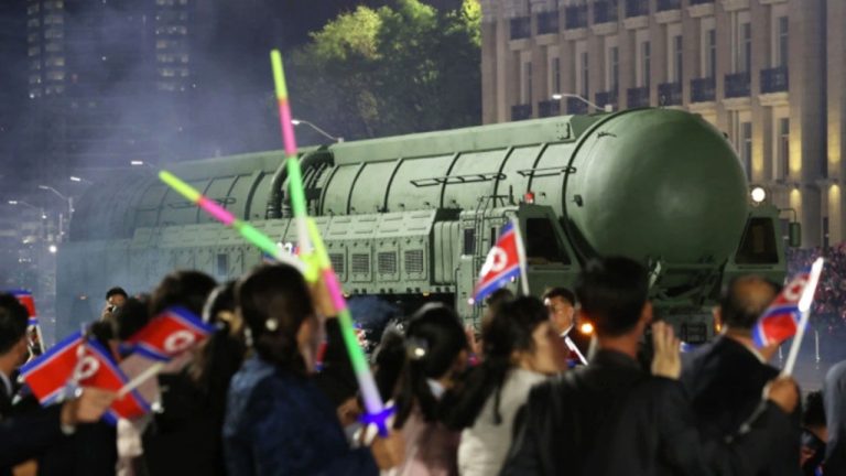 Ким Чен Ын показал на параде в Пхеньяне ракету, которая может долететь до любого города в США. Блеф или угроза?