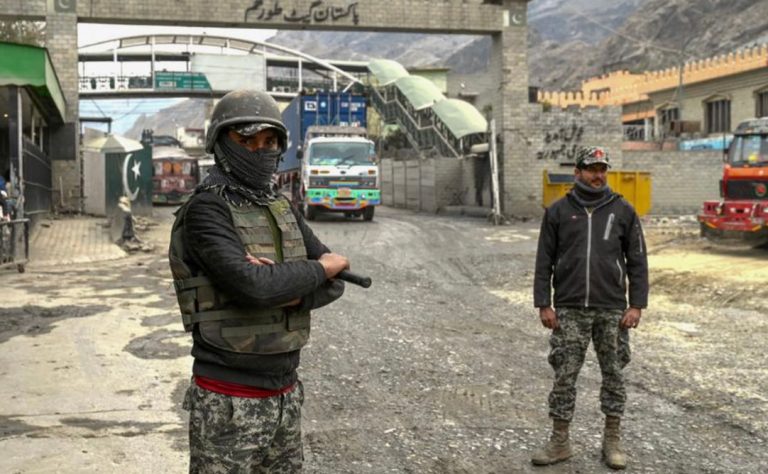 Афганистан и Пакистан вступили в масштабные боевые столкновения на границе