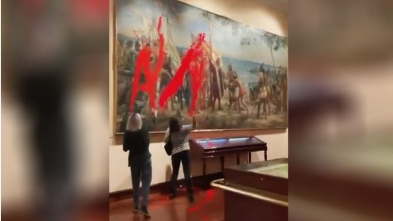 В музее Мадрида активисты в День Испании облили краской картину с Колумбом