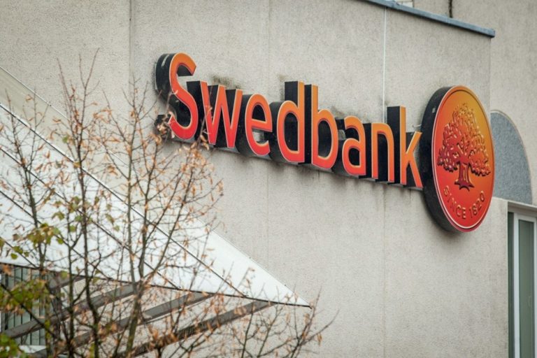 «Если бы у меня были деньги в Swedbank, я бы перевёл их в другой банк!» - общество обсуждает 17-летнее мошенничество