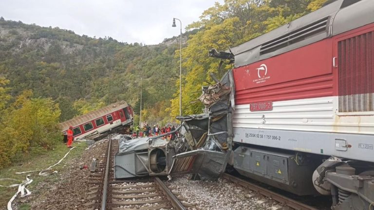 В Словакии столкнулись два поезда. Пострадали около 100 человек