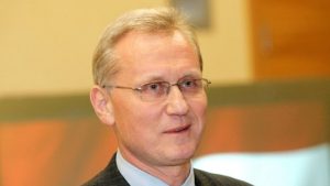 В Риге бушует сильный ветер, рижан просят не посещать парки и кладбища