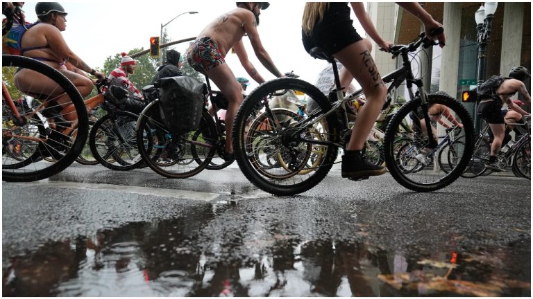 Без одежды - против войск: велосипедисты США протестуют в Портленде
