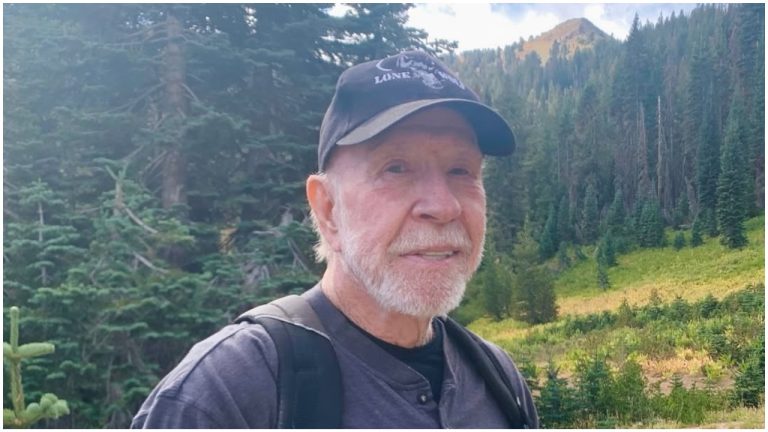 Чак Норрис в 85 лет покорил действующий вулкан!