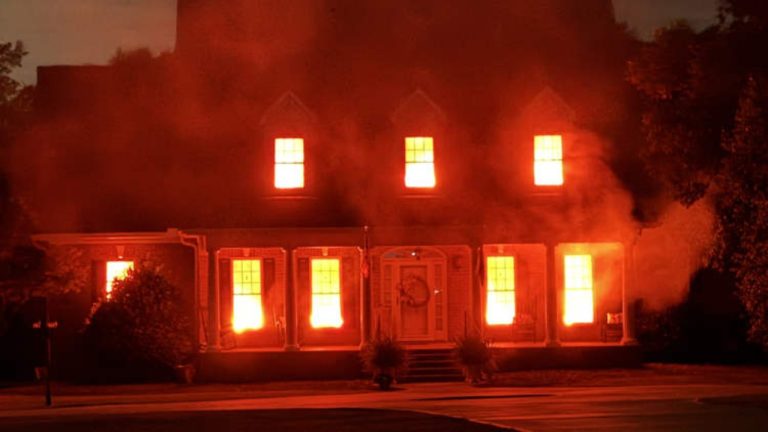 Украшение в виде горящего дома на Хэллоуин стало кошмаром для пожарных