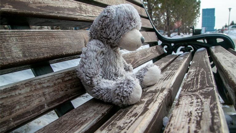 Били, привязали к батарее, морили голодом. Ведется расследование по факту насилия над ребенком в Лиепае