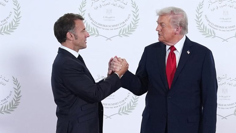 Макрон и Трамп устроили соревнование по армрестлингу - прямо перед камерами (ВИДЕО)