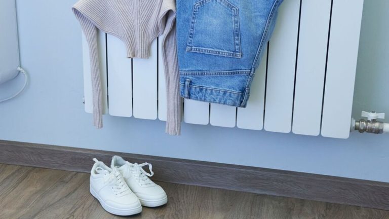 Почему зимой не стоит сушить одежду на радиаторе?