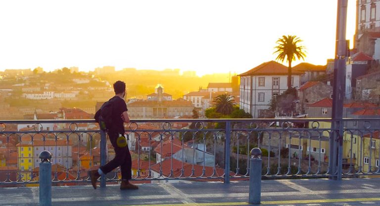 Обновлённая платформа МИД позволит латвийцам быстрее получать помощь за границей в кризисных ситуациях