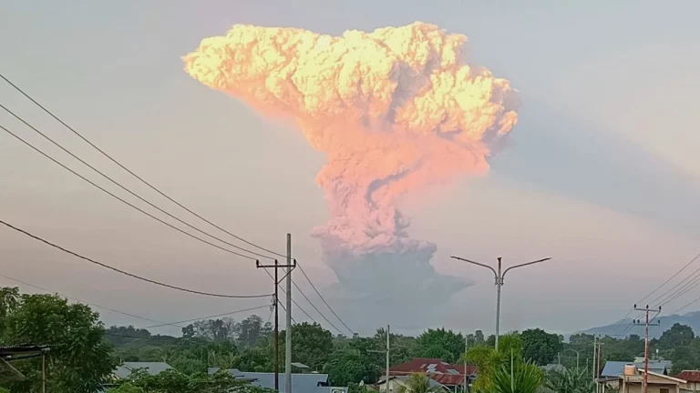 В Индонезии произошло извержение вулкана: столб пепла был выброшен на 11,6 км