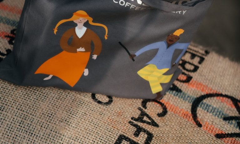 Девушка в латышском стиле и темнокожий мужчина с палкой удивили гостей аэропорта