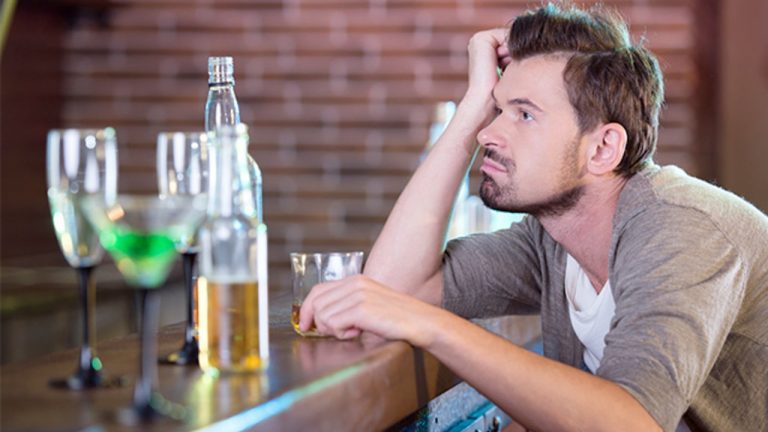 Жители Латвии стали меньше пить, что нанесло большой урон государственному бюджету