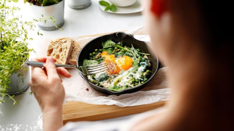 Ранний завтрак и долголетие: как время приёма пищи настраивает ваши «внутренние часы»