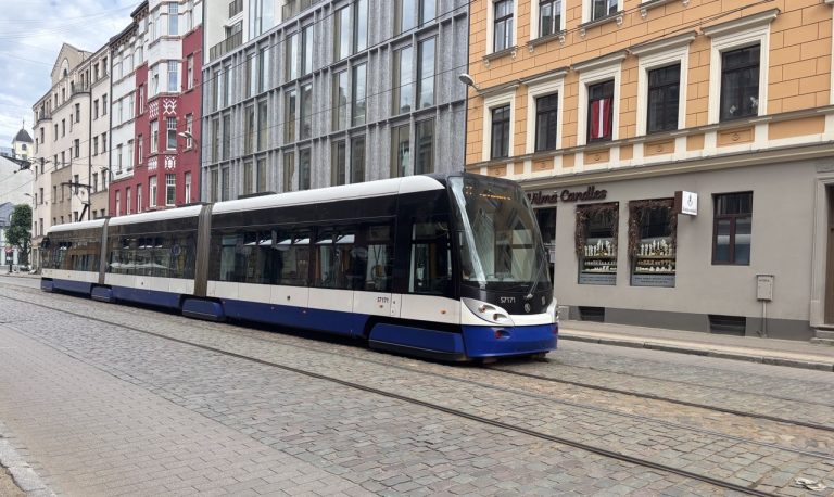 ДТП на перекрестке Слокас и Креслас парализовало движение трамваев в Риге