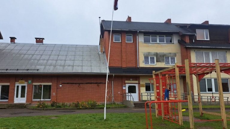 Омбудсмен выявила повторные нарушения в центре поддержки семьи Lejasstrazdi