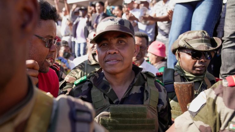 Что нужно знать о полковнике армии Мадагаскара, который находился «в тени», прежде чем совершить переворот