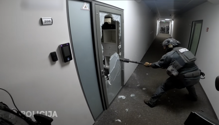 Латвийская полиция ликвидировала сеть SIMbox, обманувшую тысячи людей в Европе