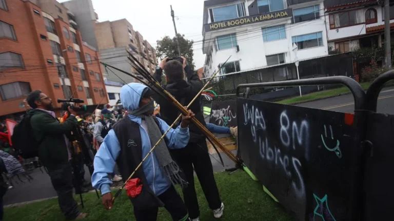 В Колумбии протестующие с луками и стрелами атаковали посольство США