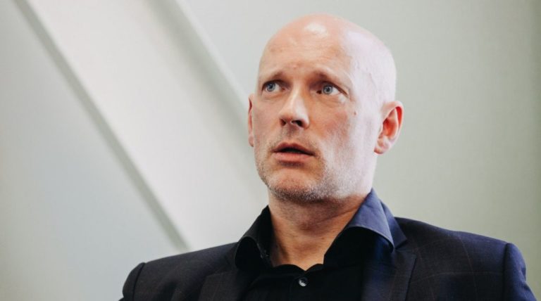 «Грядут большие перемены», заявил режиссер Херманис. И пошел в политику