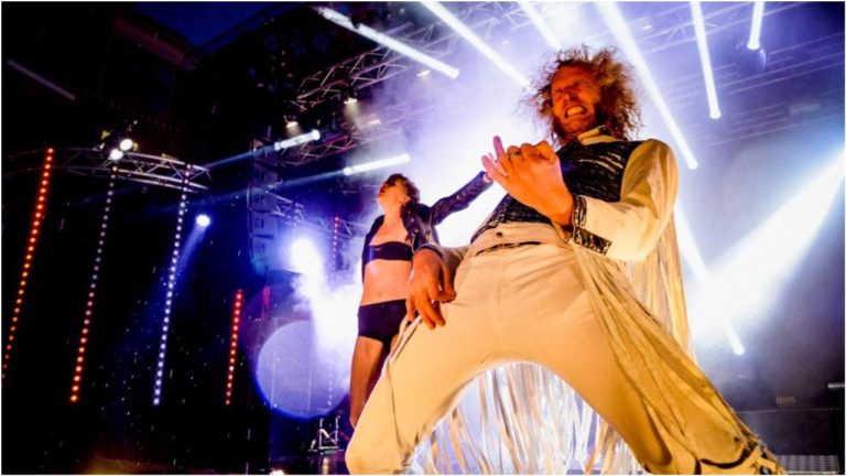 На севере Финляндии прошел чемпионат по игре на воображаемой гитаре, а в Шотландии соревновались в бросках камней в воду