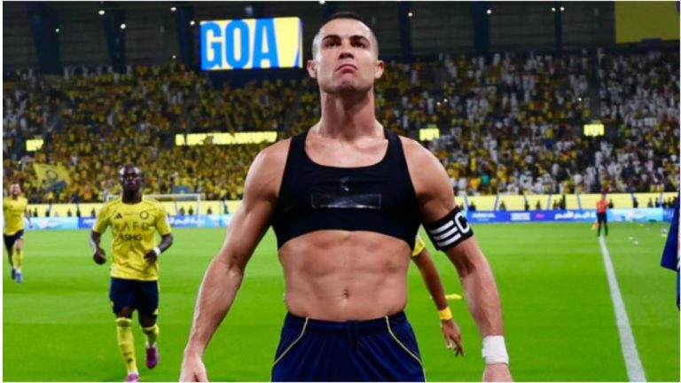 Невероятный 949-й гол Криштиану Роналду: закрученный удар в верхний угол и празднование без футболки