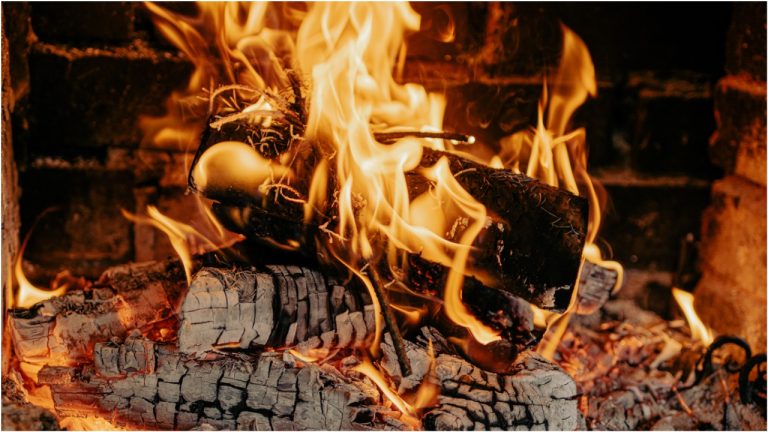 За сжигание мебели и бытовых отходов в печах теперь грозит штраф до €2800 - что именно запрещено и чем это опасно