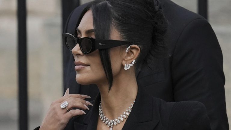 Ким Кардашьян судится с французской полицией из-за видео в халатике