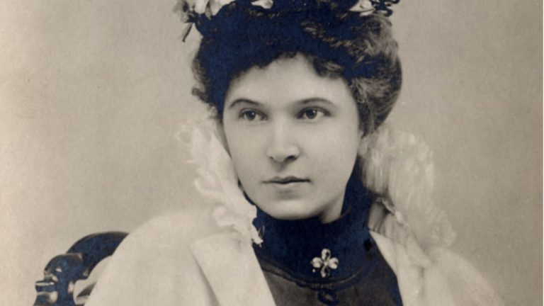 В Доме Аспазии открывается выставка «Сильная женщина»