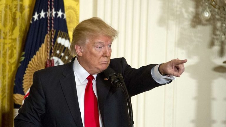 «Я вовсе не король»: Трамп подозревает Сороса в организации акций No Kings