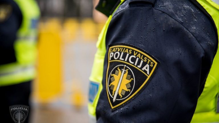 В одной из рижских квартир найдены тела двух молодых людей, один из них - с огнестрельным ранением