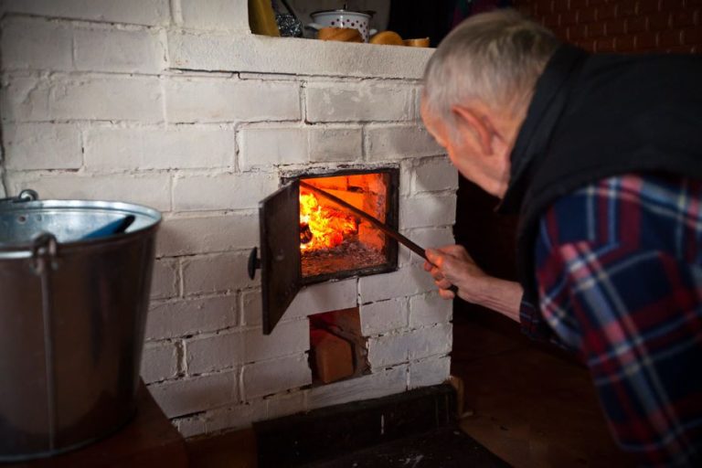 VVD предупреждает латвийцев: сжигать мебель и пластик в печи опасно и грозит штрафом до 1000 евро