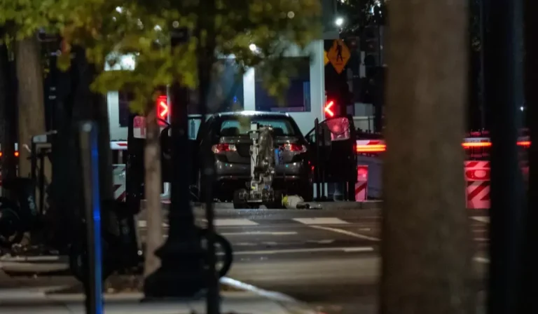 Неизвестный врезался в ворота Белого дома во время пребывания там Трампа