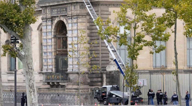 Лувр снова открыт, галерея Аполлона закрыта. Ущерб оценивается в 100 млн долларов
