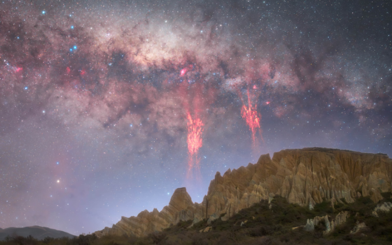 В небе Новой Зеландии зафиксировали редкие «красные молнии»