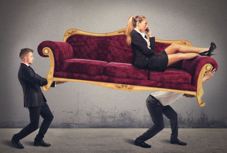 «Материнское наказание» и стереотипы: почему латвийским женщинам трудно стать начальницами