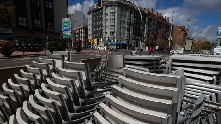 Переплюнули Бендера! В Испании арестована банда, похитившая более 1000 стульев из ресторанов