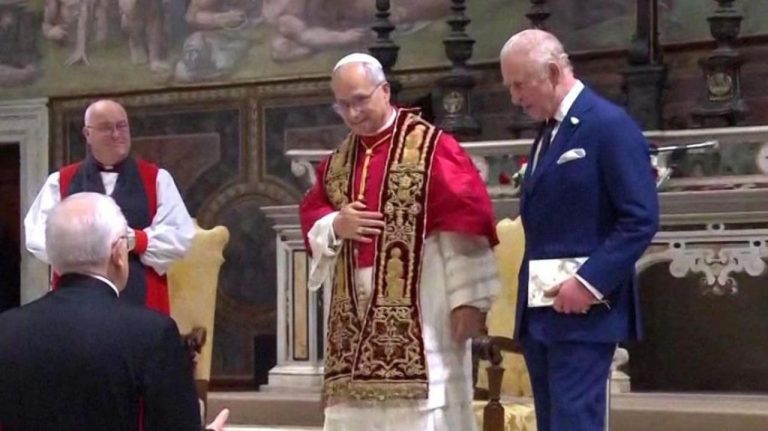 Король Британии помолился в Ватикане вместе с папой римским