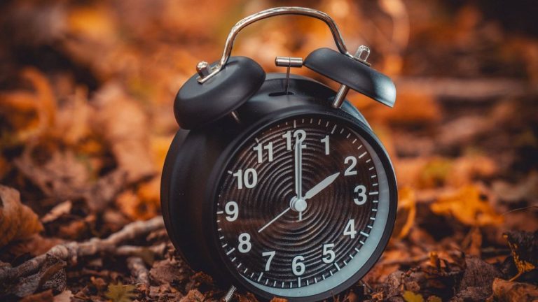 Крути назад! В ночь на воскресенье Латвия перейдет на зимнее время