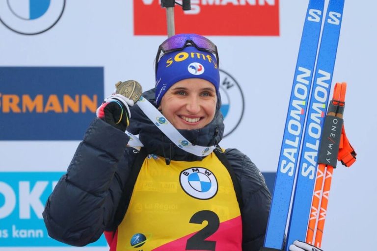 Скандал во французском биатлоне: Жюлья Симон получила условный срок за кражу