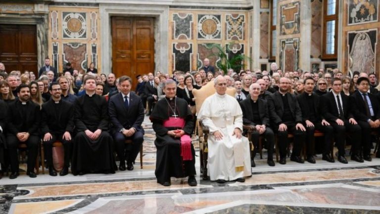 «Скажите им, что Папа молится о них!»: Лев XIV встретился с эстонскими паломниками