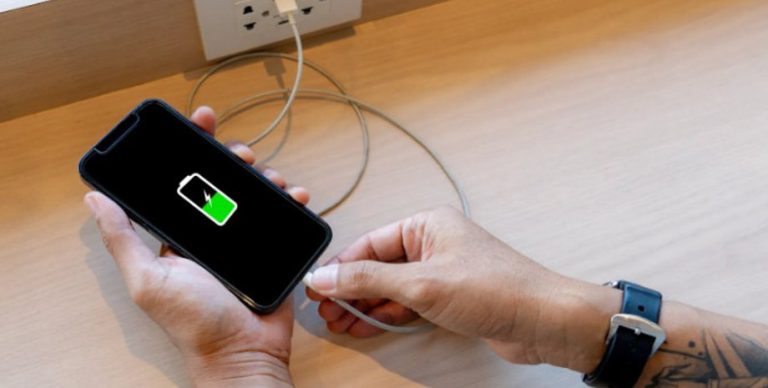 Зарядка, которая может взломать ваш телефон: эксперты предупреждают о новом виде кибератак