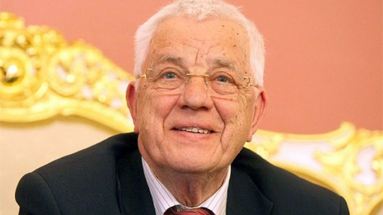 Раймонд Паулс награжден высшей наградой Латвии - Орденом Трех звезд первой степени