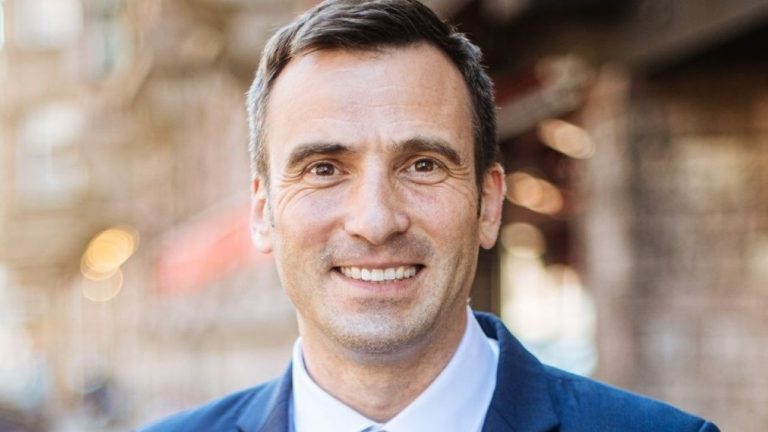 В Галерее портретов мэров Риги торжественно откроют фотопортрет Стакиса