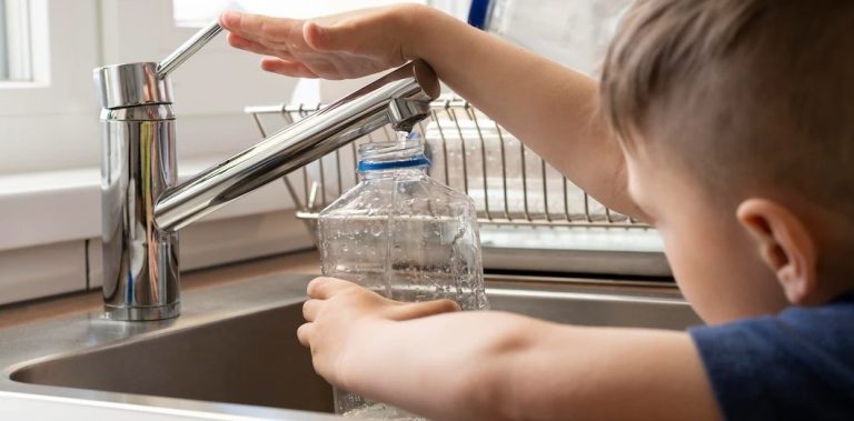 С сегодняшнего дня и до пятницы вода из крана в Риге может пахнуть хлором и быть непригодной для питья